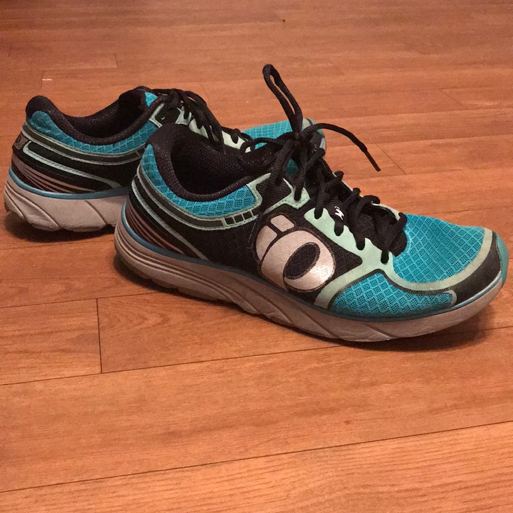 Running tennis shoes